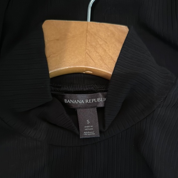 Banana Republic Black Mock Neck Sleeveless Top - Picture 2 of 6